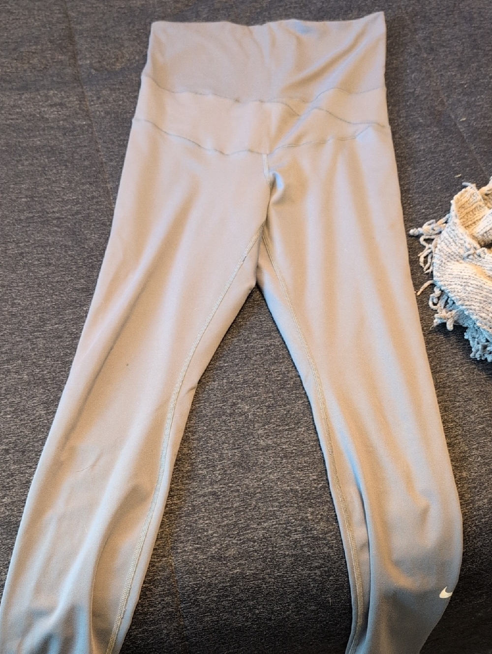 Nike Kids High-Waist Leggings in Light Gray